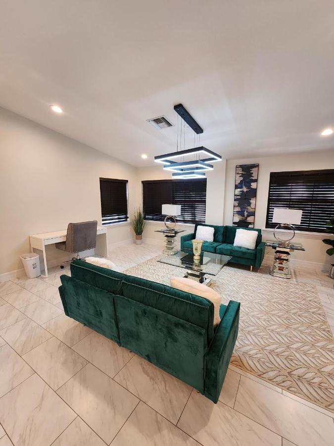 The Villa Orlando@College Park. Sleeps16 エクステリア 写真
