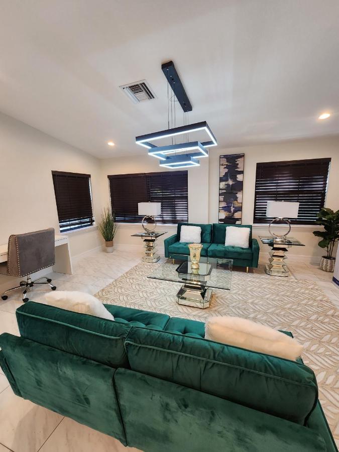 The Villa Orlando@College Park. Sleeps16 エクステリア 写真